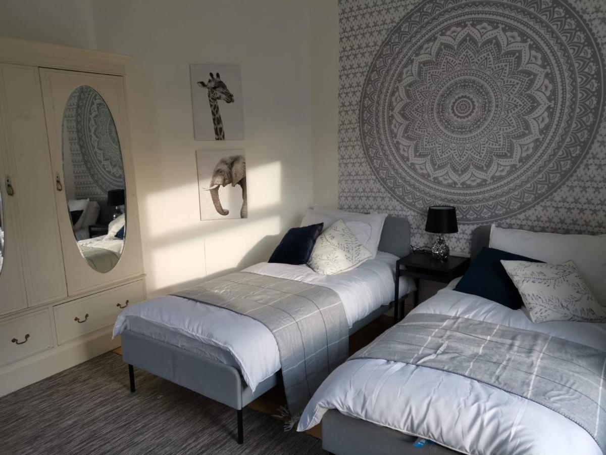 Corner House, Sleeps 8 In 4 Bedrooms, Near Train Station, Great Value! Manchester Luaran gambar